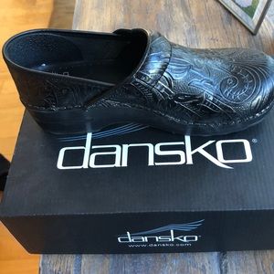 Dansko Women’s Black Tooled- size 39
